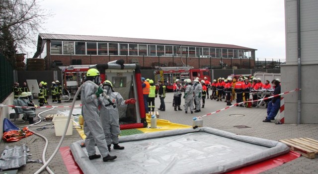 11.04.2015 – Feuerwehren und Gefahrgutzug probtem Ernstfall bei Wiesenhof